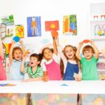 niños jugando en clase