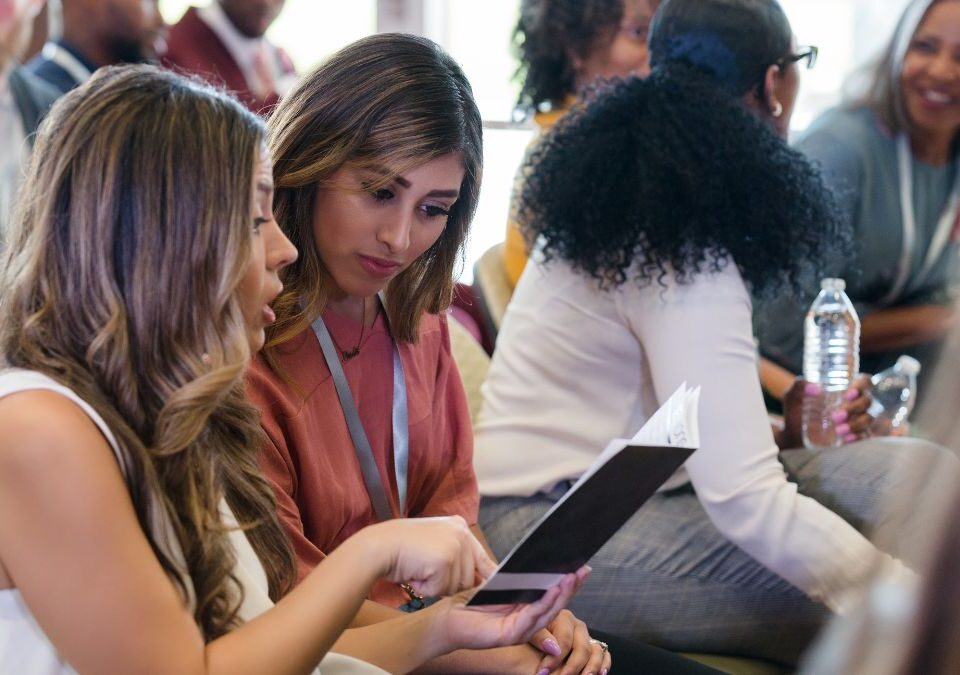 dos chicas en una conferencia
