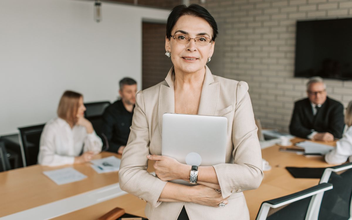 persona con portátil y clase
